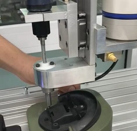 COBOT CR5 İLE FİLTRE KAHVE MAKİNESİ KAPAĞI VİDALAMA